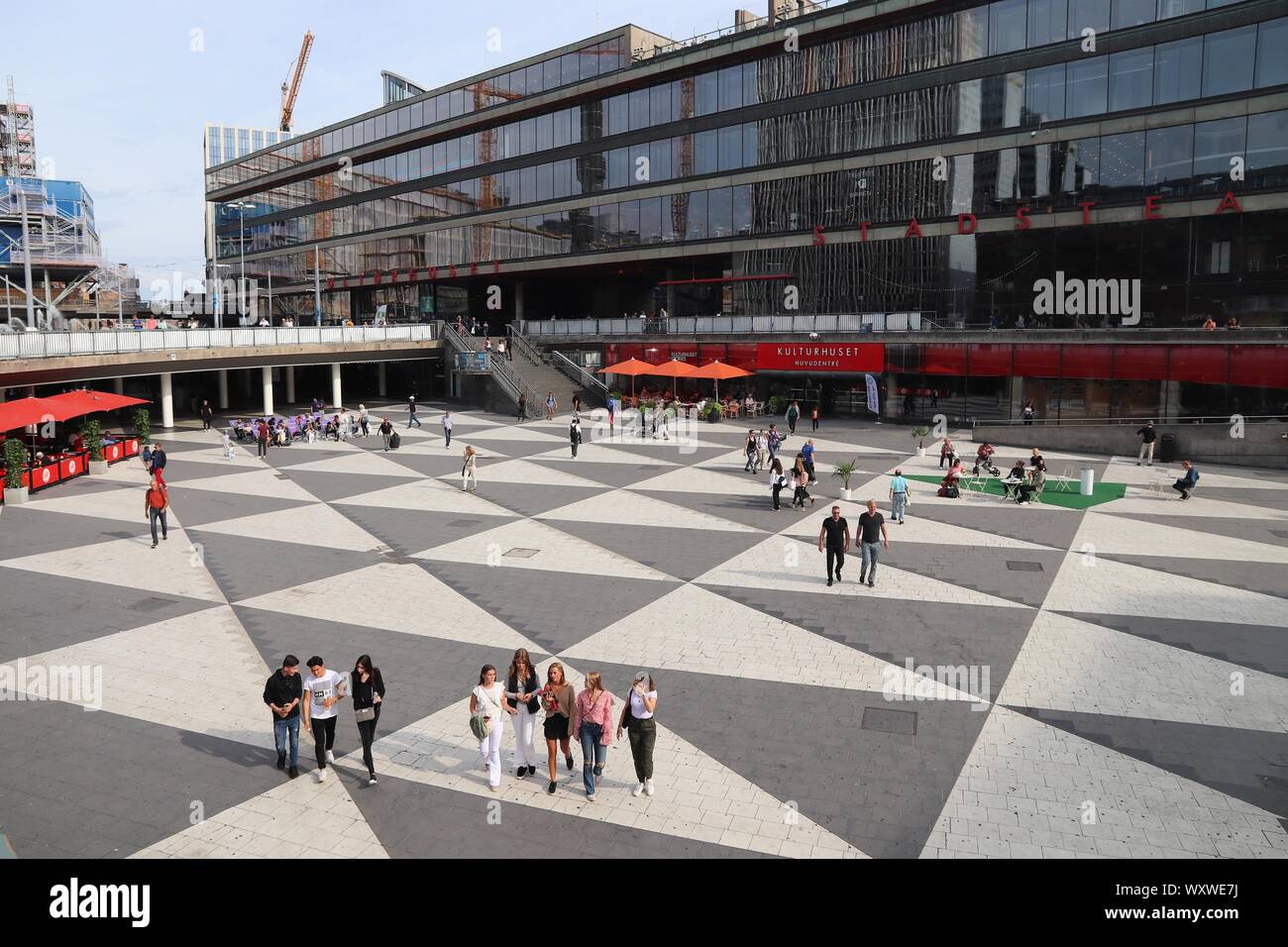 Stoccolma, Svezia - Agosto 23, 2018: la gente visita Sergels Torg piazza nel distretto di Norrmalm, Stoccolma, Svezia. Stoccolma è la capitale e la maggior parte Foto Stock