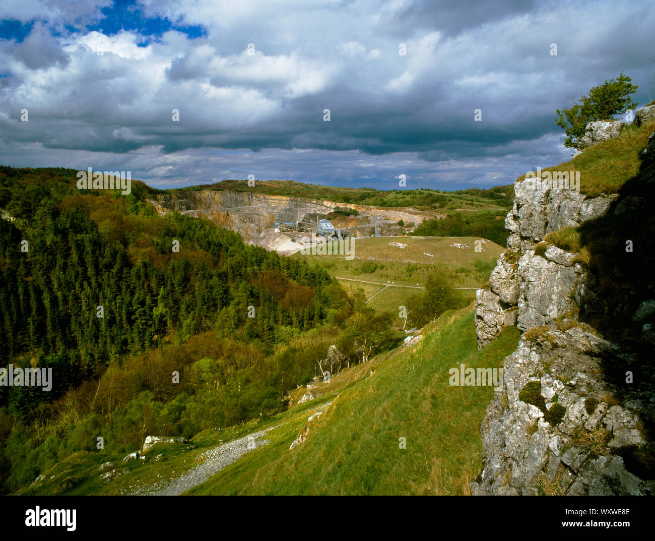 Burley Hill cava di calcare appena prima della chiusura nel 2003. Vista da sopra la grotta di lince sulla piantagione forestale in lontane Moel Findeg, il Galles del Nord. Foto Stock