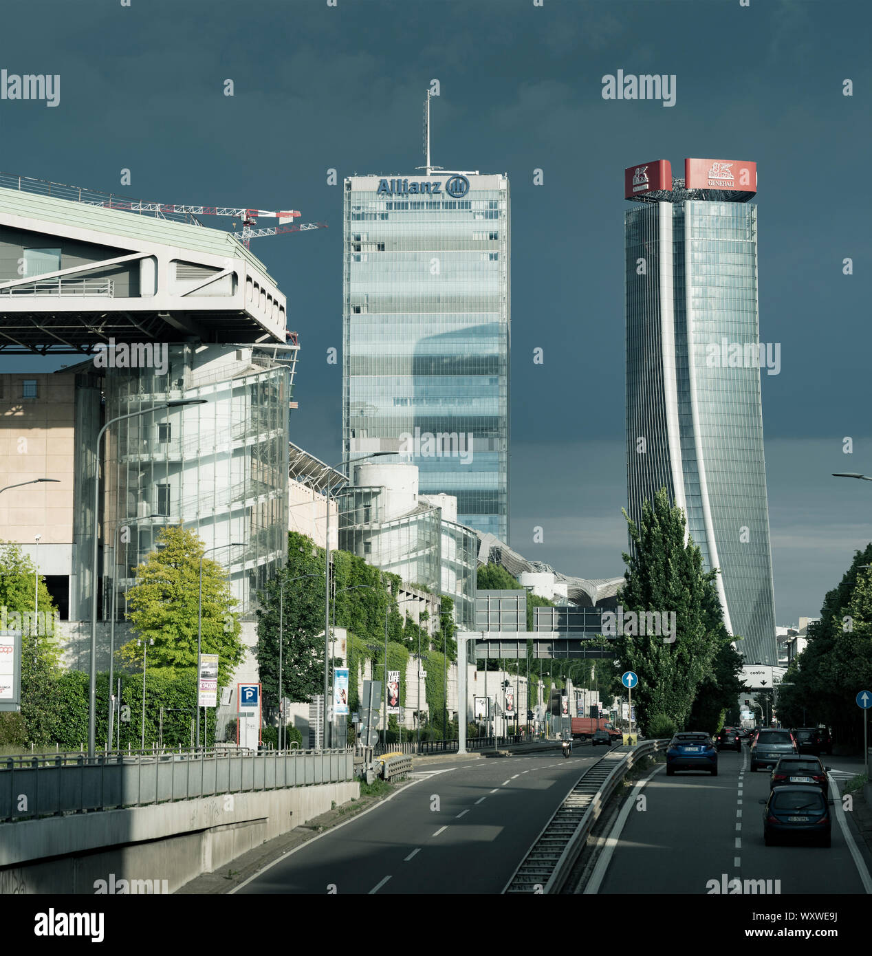 Milano, Italia: grattacieli contro un cielo tempestoso, Torre di Allianz e generali di torre, sede dell'Allianz e generali di compagnie di assicurazione Foto Stock