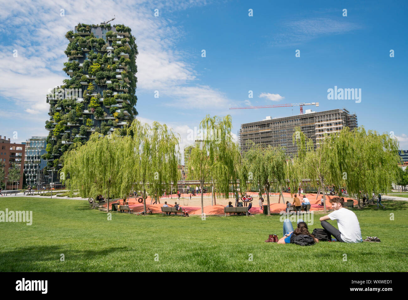 Milano, Italia: il nuovo parco pubblico denominato "Biblioteca degli alberi" (Libreria ad albero), sullo sfondo il "Bosco Verticale" edifici. Foto Stock