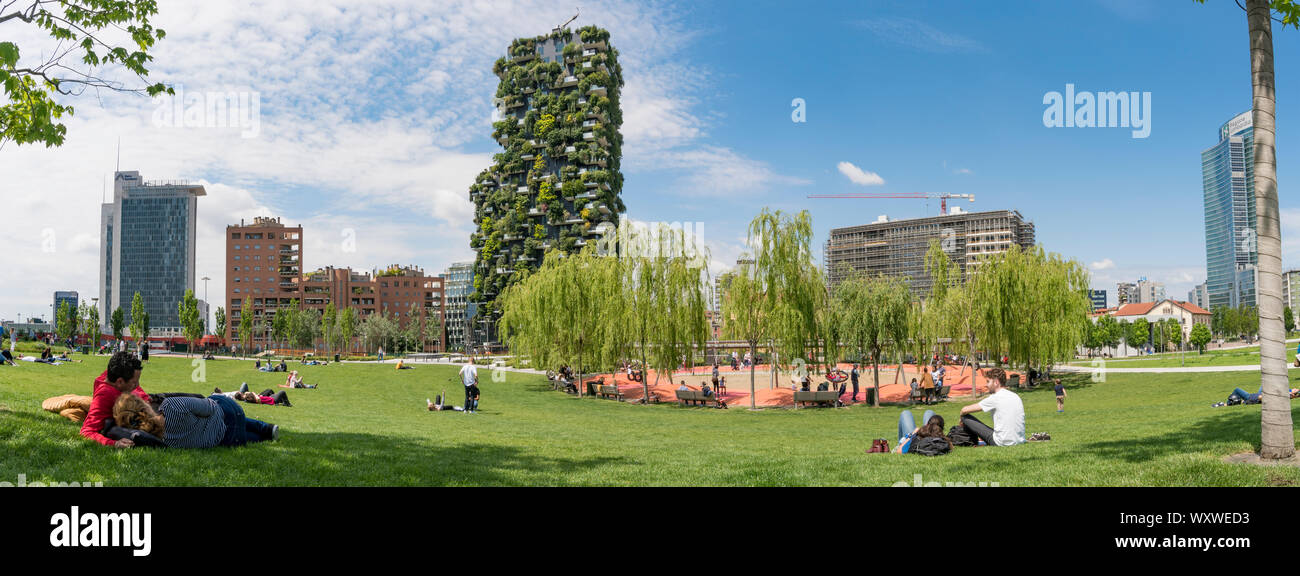 Milano, Italia: il nuovo parco pubblico denominato "Biblioteca degli alberi" (Libreria ad albero), sullo sfondo il "Bosco Verticale" edifici. Foto Stock