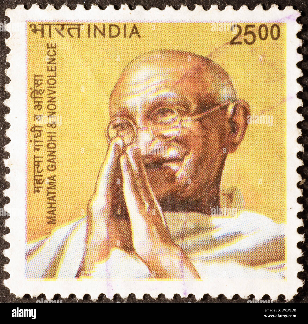 Il Mahatma Gandhi sorridente sulla indian francobollo Foto Stock