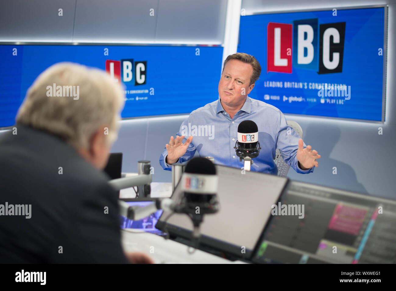 È sotto embargo per 0001 giovedì 19 settembre ex Primo Ministro David Cameron durante un intervista con il presentatore Nick Ferrari nella LBC studios a Global Radio nel quadrato di Leicester, Londra. L'intervista è impostato per il broadcast di giovedì. Foto Stock
