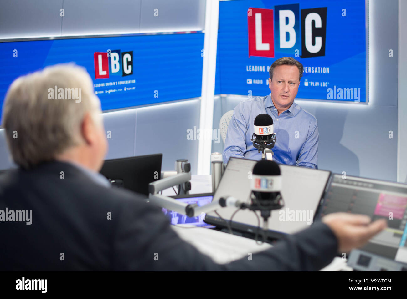 È sotto embargo per 0001 giovedì 19 settembre ex Primo Ministro David Cameron durante un intervista con il presentatore Nick Ferrari nella LBC studios a Global Radio nel quadrato di Leicester, Londra. L'intervista è impostato per il broadcast di giovedì. Foto Stock