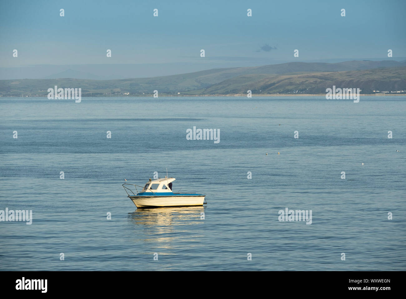 Aberystwyth Wales UK, mercoledì 18 settembre 2019 UK Meteo: persone che fanno la maggior parte di una giornata di cielo azzurro e il caldo sole di settembre al mare in Aberystwyth su Cardigan Bay costa, West Wales, come un sistema di alta pressione domina il meteo su souther la metà del Regno Unito. Photo credit Keith Morris / Alamy Live News Foto Stock