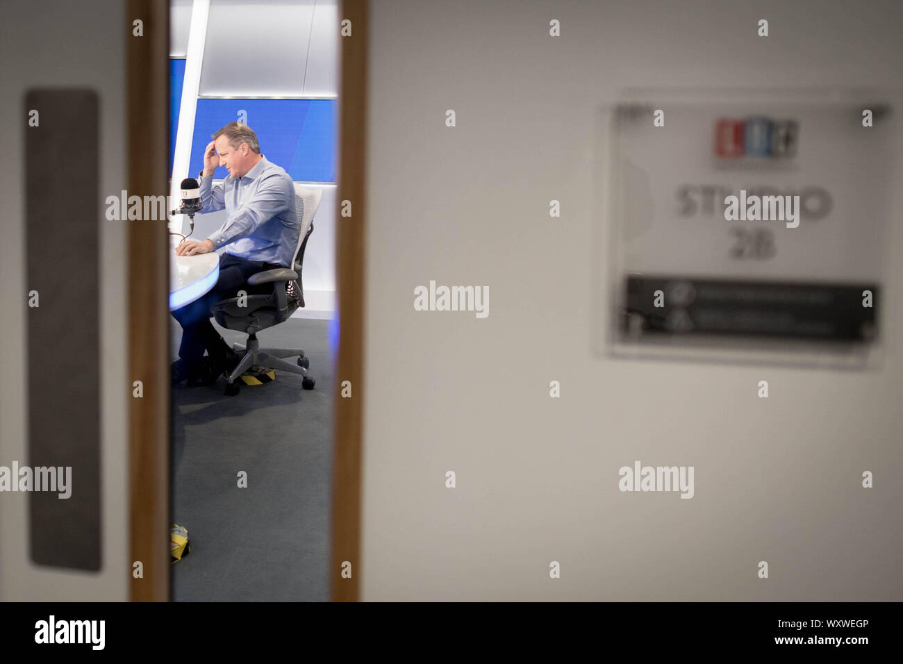 Ex primo ministro David Cameron durante un intervista con il presentatore Nick Ferrari nella LBC studios a Global Radio nel quadrato di Leicester, Londra. L'intervista è impostato per il broadcast di giovedì. Foto Stock