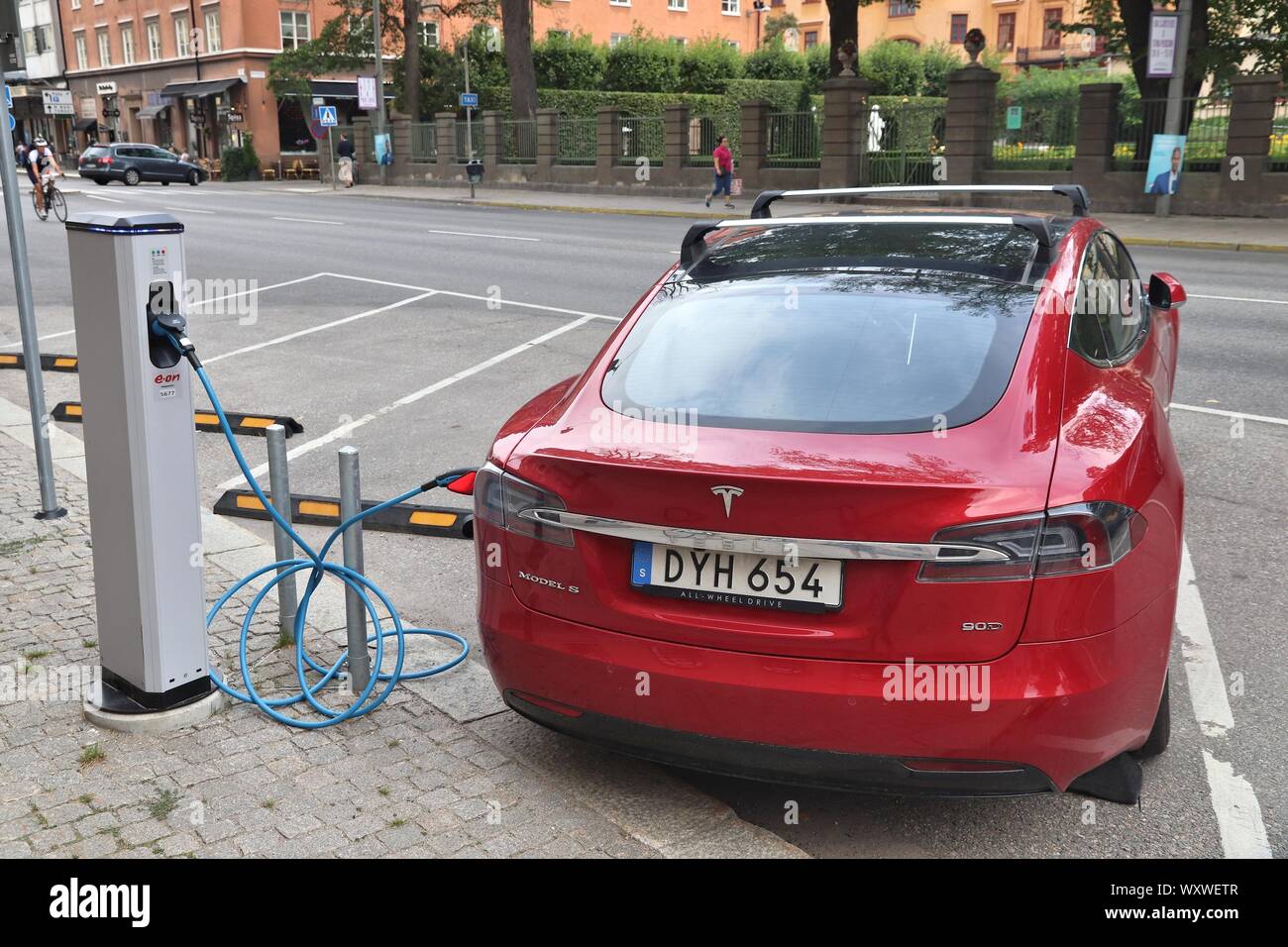 Stoccolma, Svezia - 24 agosto 2018: Tesla Model S auto elettrica la carica a Stoccolma, Svezia. Ci sono 520 veicoli registrati per 1000 persone nel sw Foto Stock