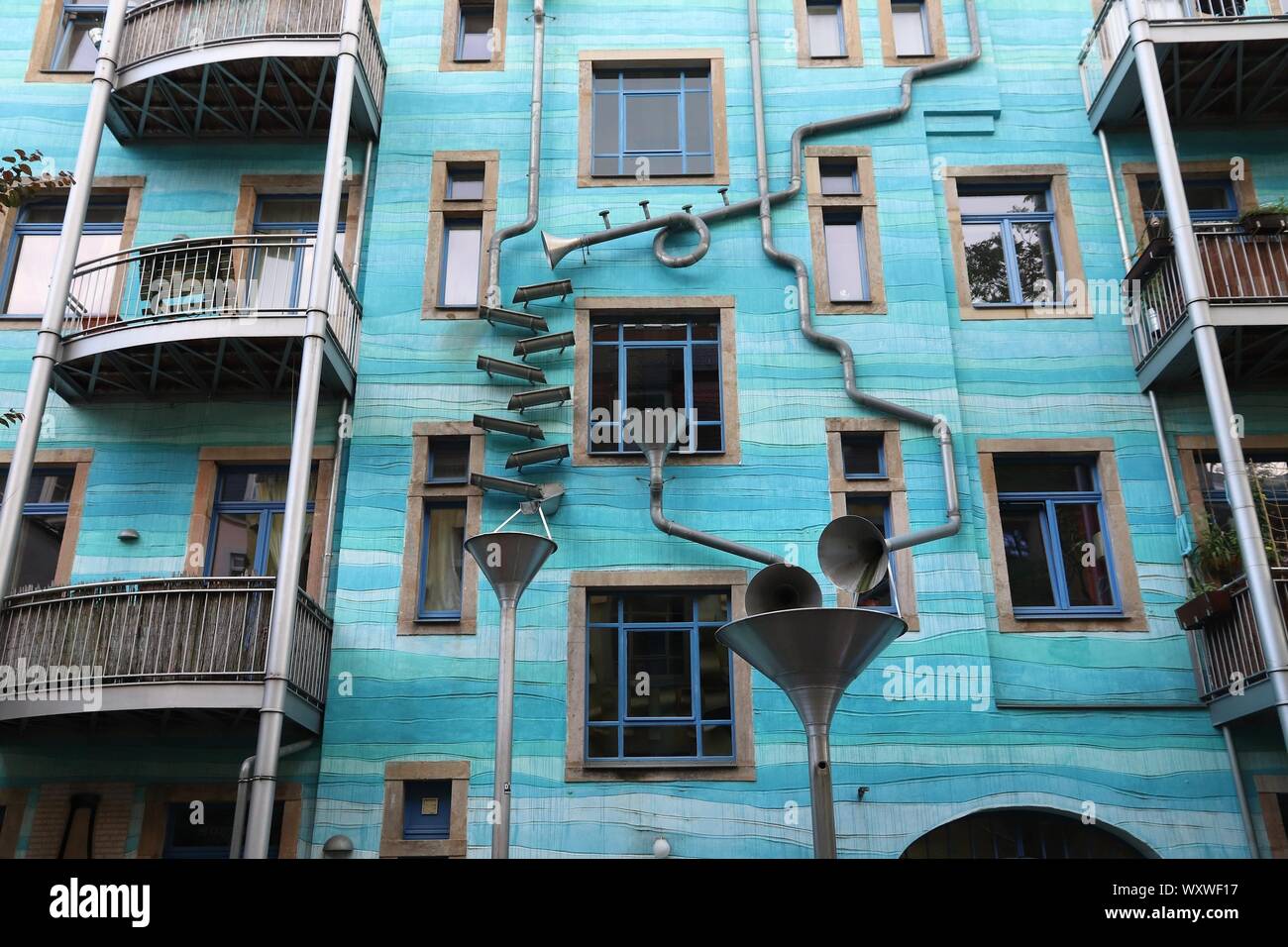 DRESDEN, Germania - 10 Maggio 2018: Kunsthof passaggio nel quartiere Neustadt di Dresda. Kunsthofpassage è un insieme di cortili interni ringiovaniti con modernamente Foto Stock