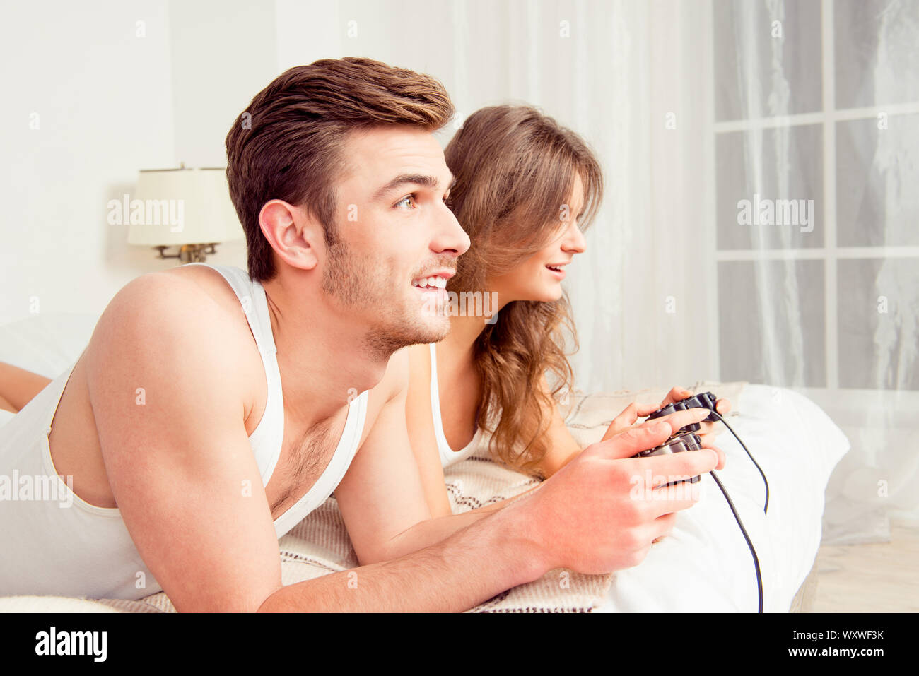 Matura in amore la riproduzione di video giochi in camera da letto, vista  laterale Foto stock - Alamy