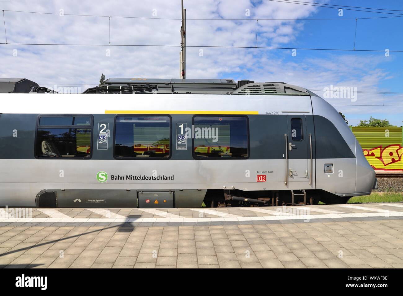 LEIPZIG, Germania - 9 Maggio 2018: Elettrico i mezzi di trasporto pubblici stazione della S-Bahn Mitteldeutschland. Il treno è gestito da DB Regione. Si tratta di Bombardier Foto Stock