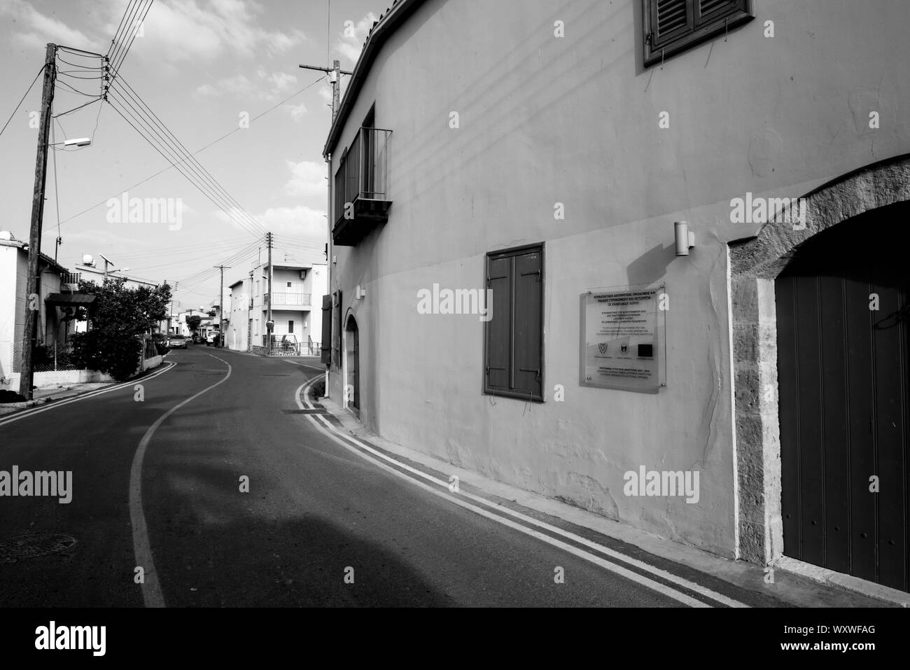 Città vecchia strada curva in bianco e nero Foto Stock