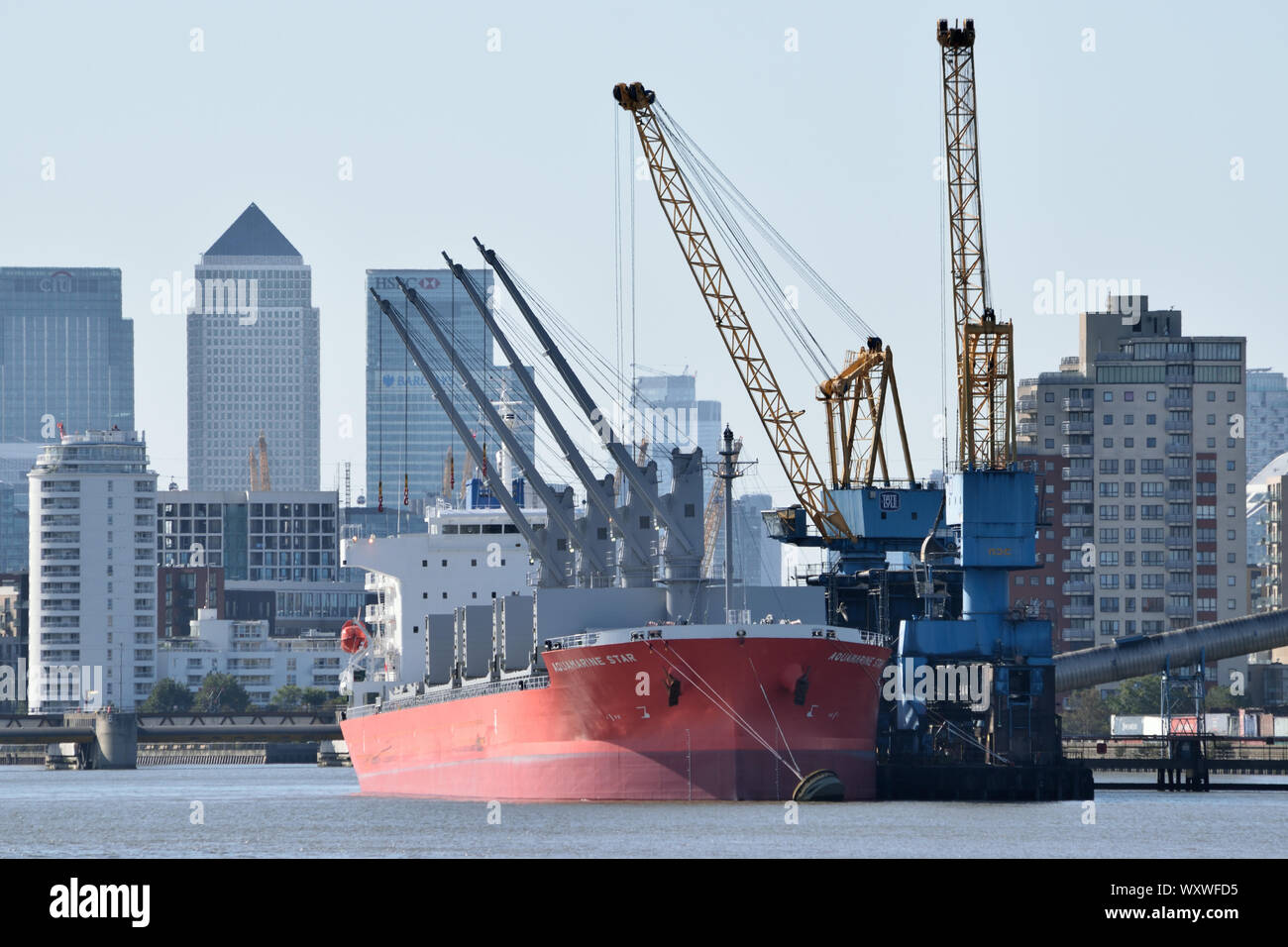 Nave cargo Aquamarine Star di scarico di canna da zucchero greggio alla Tate & Lyle zucchero raffineria Thames wharf sul Fiume Tamigi a Silvertown, Londra Foto Stock