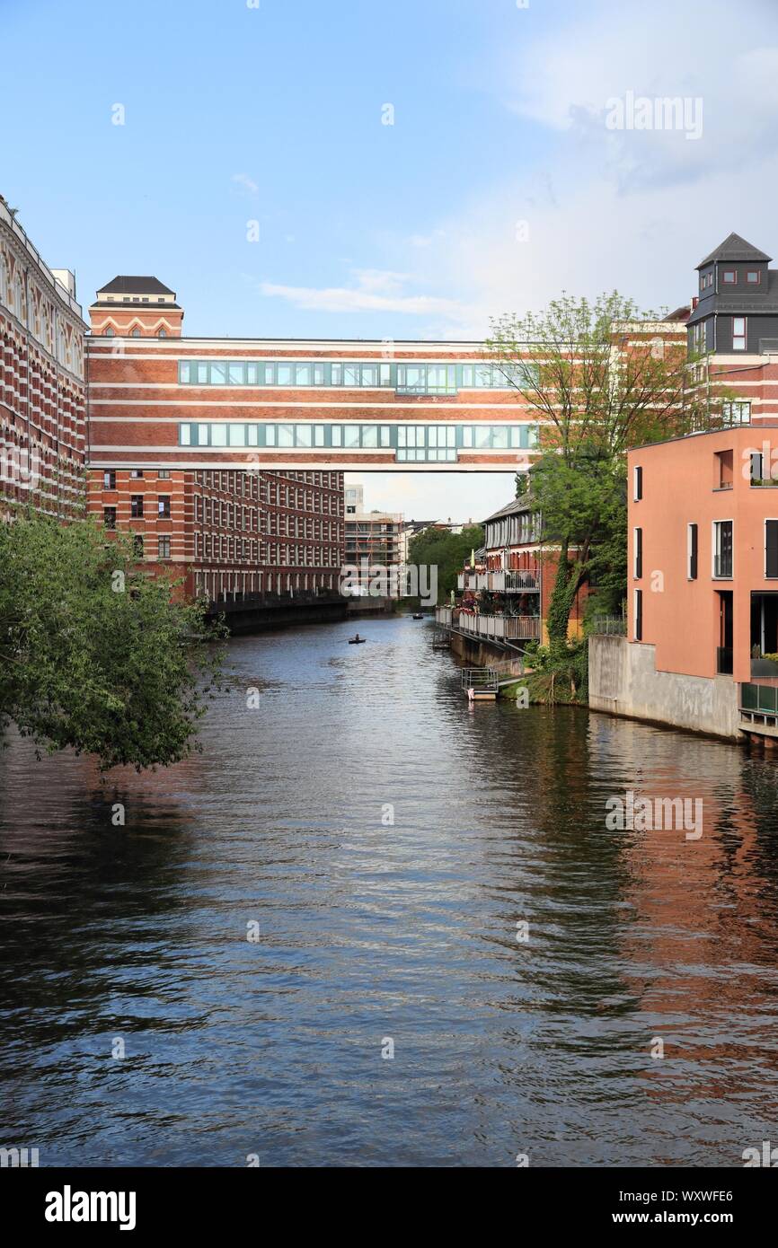La città di Lipsia in Germania (stato di Sachsen). Plagwitz ex area industriale - vecchie fabbriche di mattoni e magazzini sulla Weisse Elster river. Foto Stock