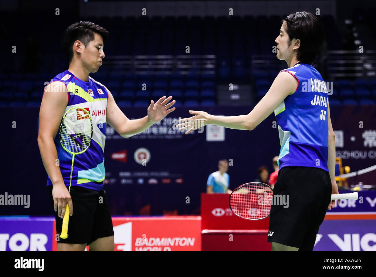 Professionali giapponesi badminton giocatori Kohei Gondo e Ayane Kurihara competere contro il cinese professional badminton giocatori Wang Yilv e Huang Dongping al primo round del doppio misto a Victor China Open 2019, nella città di Changzhou, est cinese della provincia di Jiangsu, 18 settembre 2019. Professionali giapponesi badminton giocatori Kohei Gondo e Ayane Kurihara furono sconfitti dai cinesi professional badminton giocatori Wang Yilv e Huang Dongping con da 0 a 2 in corrispondenza del primo round del doppio misto a Victor China Open 2019, nella città di Changzhou, est cinese della provincia di Jiangsu, 18 settembre 2019. Foto Stock