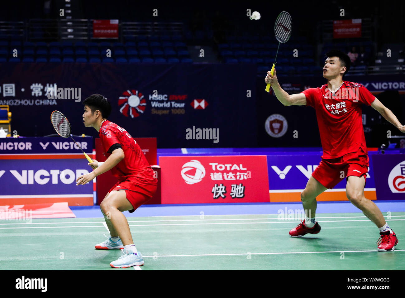 Chinese professional badminton giocatori Wang Yilv e Huang Dongping competere contro il giapponese professional badminton giocatori Kohei Gondo e Ayane Kurihara al primo round del doppio misto a Victor China Open 2019, nella città di Changzhou, est cinese della provincia di Jiangsu, 18 settembre 2019. Professionali giapponesi badminton giocatori Kohei Gondo e Ayane Kurihara furono sconfitti dai cinesi professional badminton giocatori Wang Yilv e Huang Dongping con da 0 a 2 in corrispondenza del primo round del doppio misto a Victor China Open 2019, nella città di Changzhou, est cinese della provincia di Jiangsu, 18 settembre 2019. Foto Stock