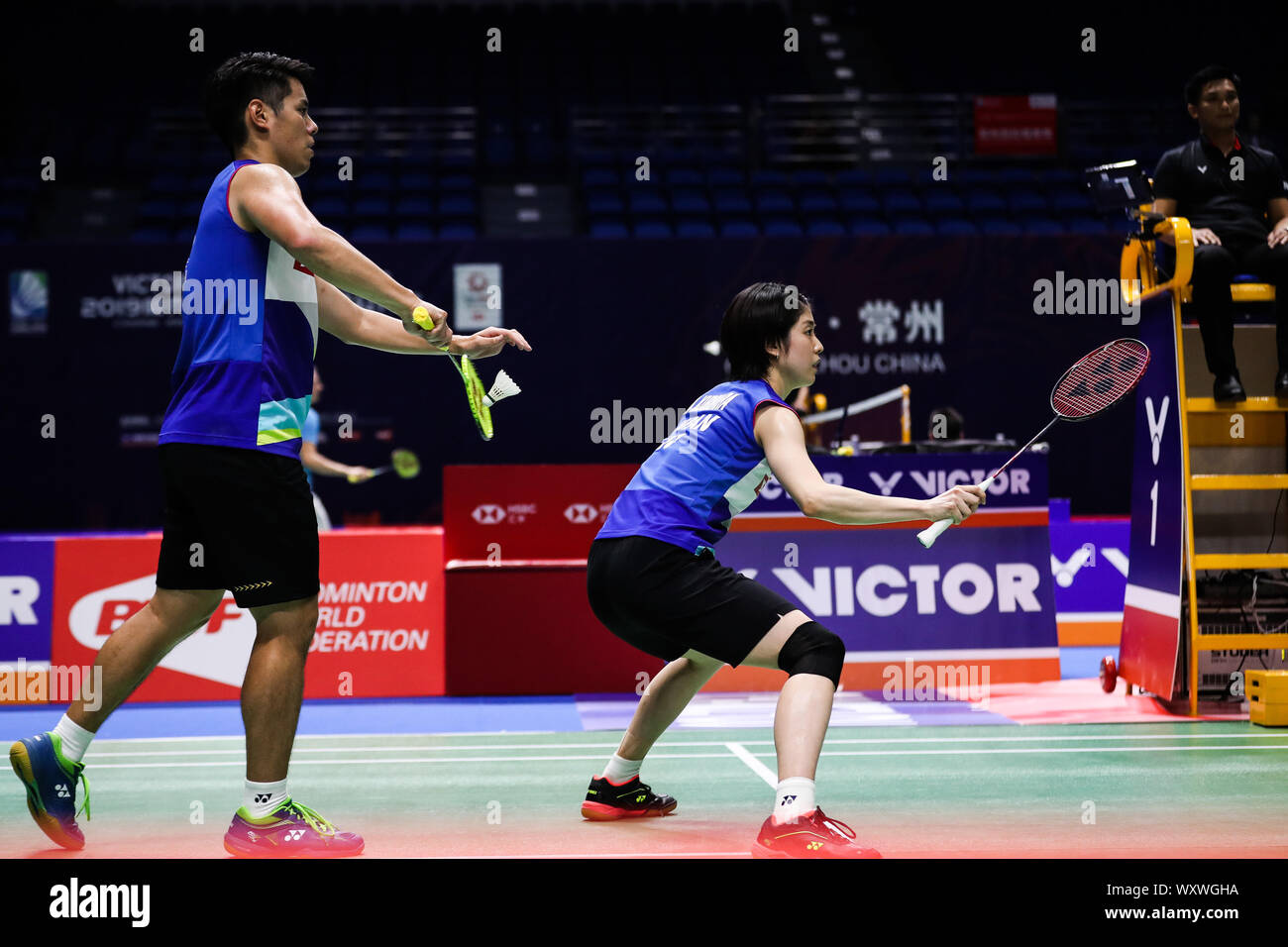 Professionali giapponesi badminton giocatori Kohei Gondo e Ayane Kurihara competere contro il cinese professional badminton giocatori Wang Yilv e Huang Dongping al primo round del doppio misto a Victor China Open 2019, nella città di Changzhou, est cinese della provincia di Jiangsu, 18 settembre 2019. Professionali giapponesi badminton giocatori Kohei Gondo e Ayane Kurihara furono sconfitti dai cinesi professional badminton giocatori Wang Yilv e Huang Dongping con da 0 a 2 in corrispondenza del primo round del doppio misto a Victor China Open 2019, nella città di Changzhou, est cinese della provincia di Jiangsu, 18 settembre 2019. Foto Stock