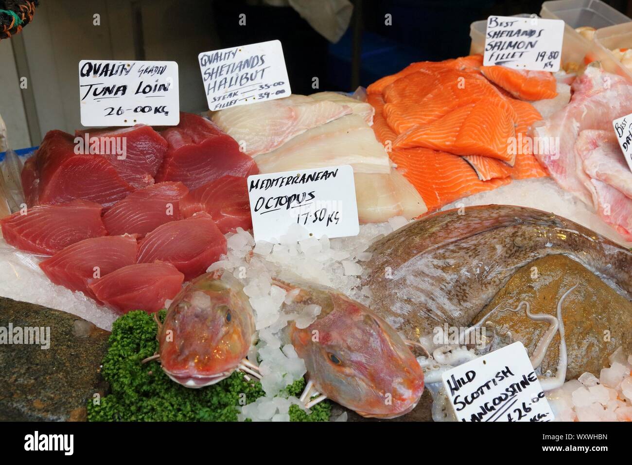 Pressione di stallo di pesce al London Borough Market, UK. Foto Stock