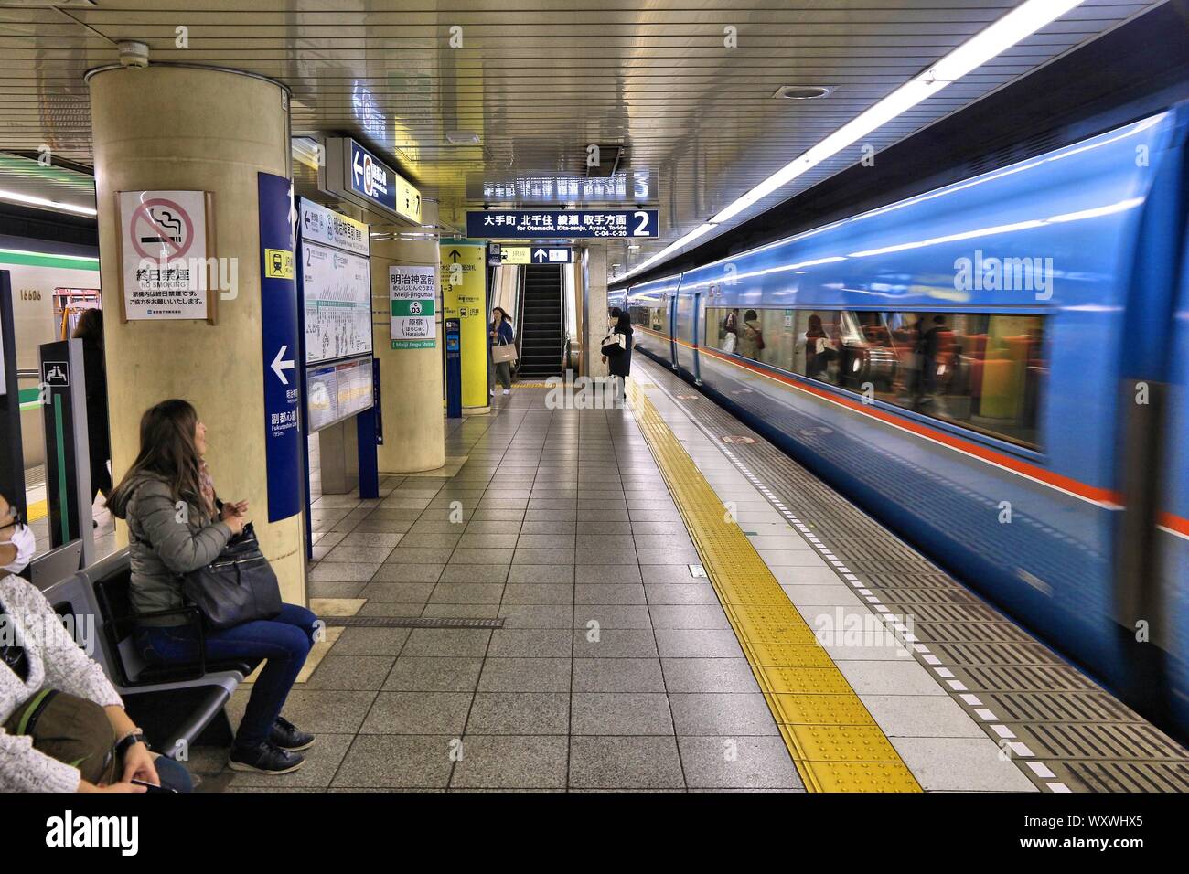 TOKYO, Giappone - 4 dicembre 2016: la gente in attesa per i treni della metropolitana di Tokyo. La Toei metropolitana e metropolitana di Tokyo hanno 285 stazioni e hanno 8,7 milioni di utenti ogni giorno. Foto Stock