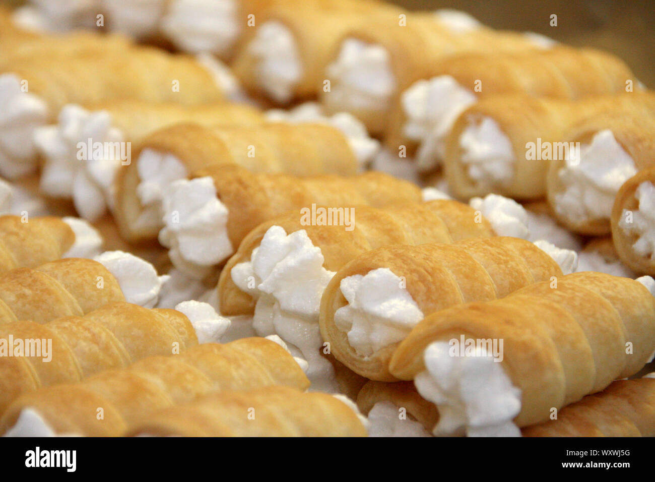 Pasta sfoglia i rotoli per il dessert kremrole - impilati rotoli di schiuma o Schillerlocken Schaumrollen per dolci crema pasticcera corna Foto Stock