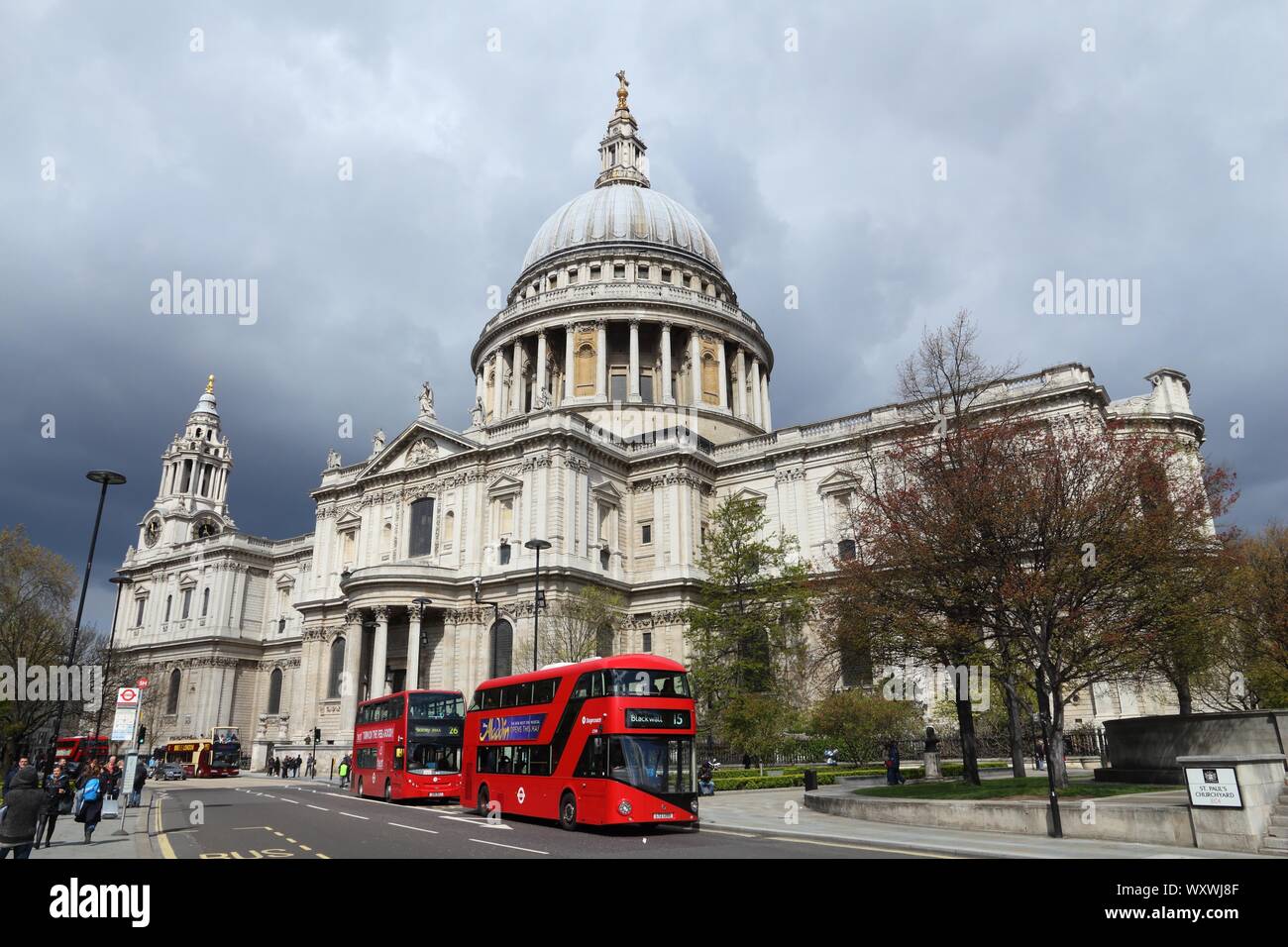 LONDON, Regno Unito - 23 Aprile 2016: la gente ride autobus della città di Londra, Regno Unito. Trasporto per Londra (TFL) opera 8.000 autobus su 673 rotte. Foto Stock