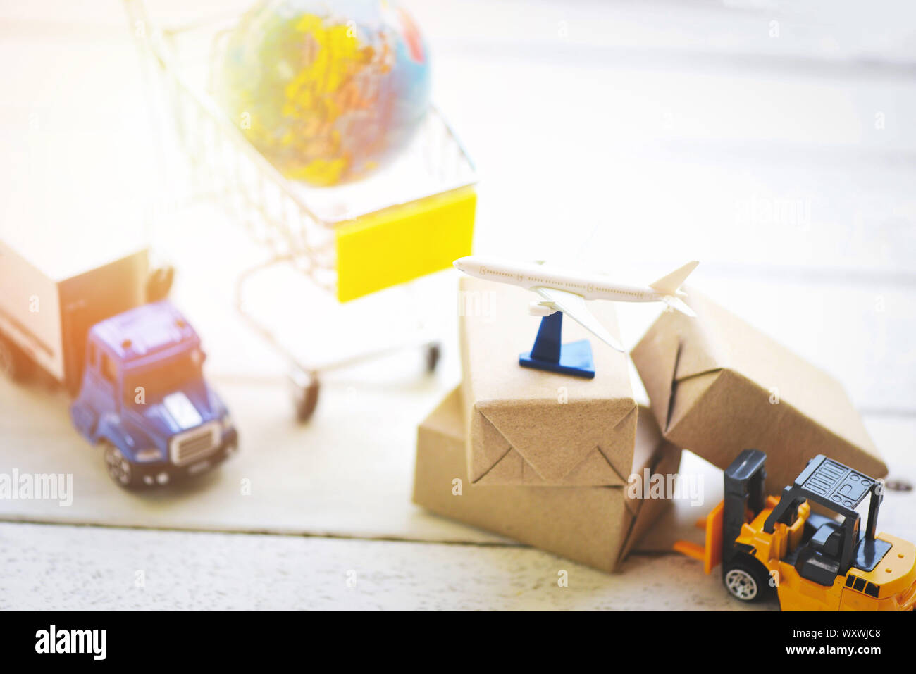 Trasporto logistico import export servizio di spedizione ai clienti di ordinare le cose da via internet spedizione internazionale on-line concept corriere aereo cargo pl Foto Stock