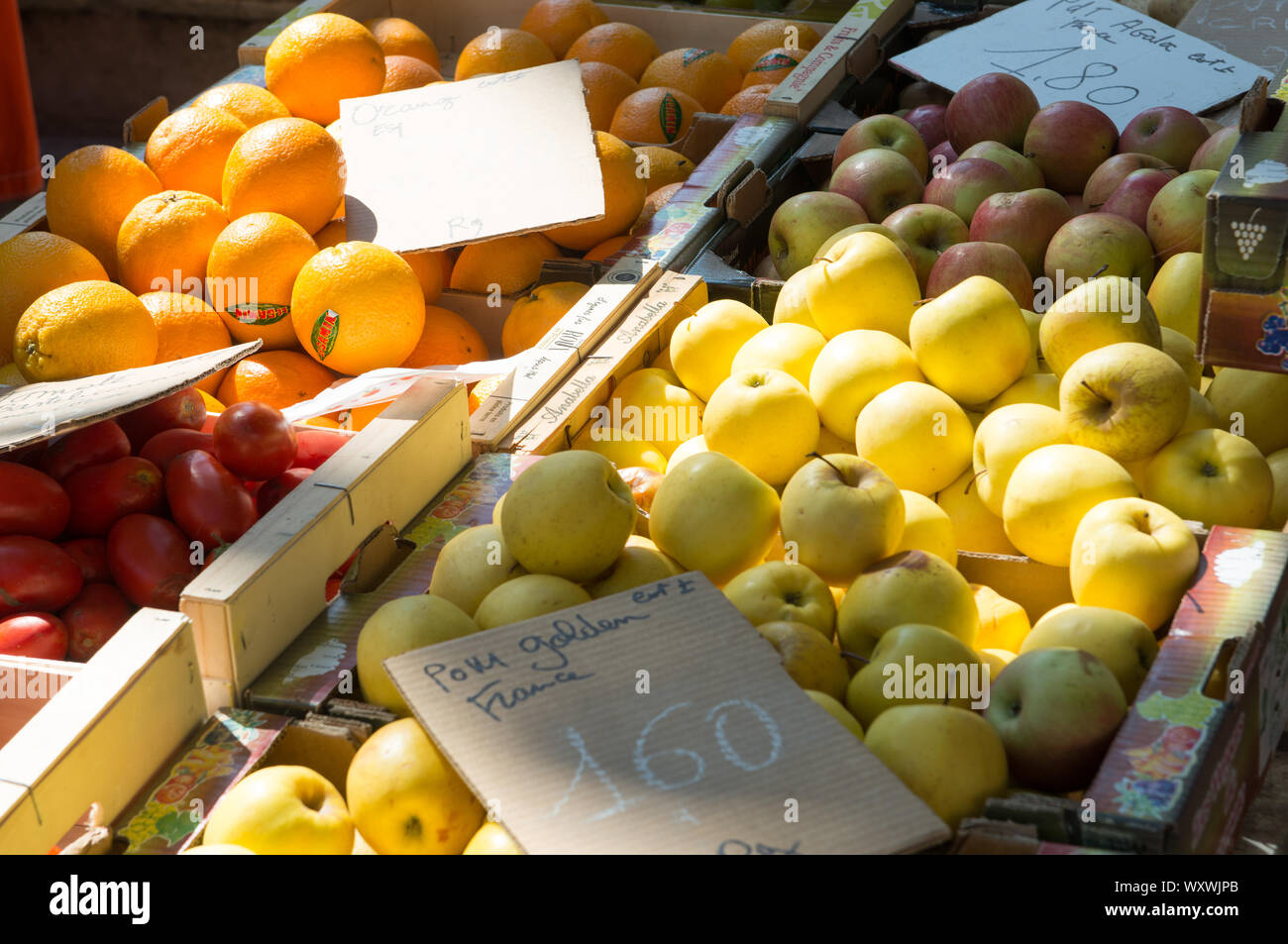 Ajaccio Corsica, 2019-08-France. Colori di visualizzazione locale di frutta fresca a uno del quotidiano che i mercati degli agricoltori in Corsica. Foto Stock