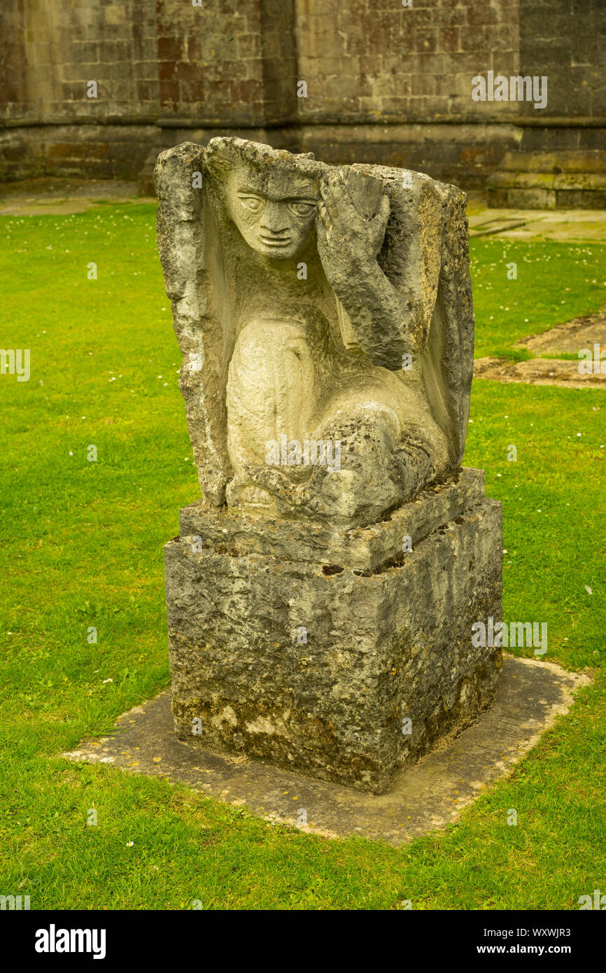 Scultura in pietra di angelo di san Matteo uno dei quattro evangelisti fuori Cattedrale di Wells,pozzetti, Somerset, Inghilterra, Regno Unito. Foto Stock