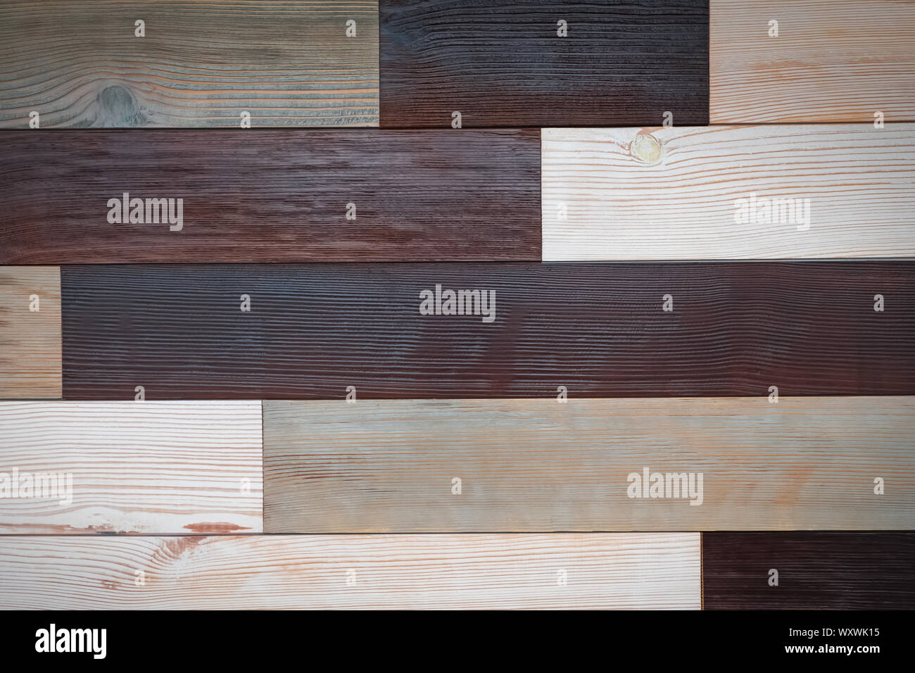 La texture della parete decorata con doghe in legno di colore diverso. Foto Stock