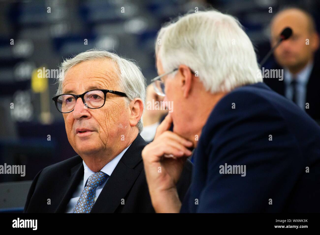 18 settembre 2019, France (Francia), Straßburg: Jean Claude Juncker (l-r), Presidente della Commissione europea, e Michel Barnier, il Regno Unito il rappresentante per i negoziati sul ritiro del Regno Unito dalla UE, si incontrano nella plenaria del Parlamento europeo. Durante la settimana di sessione del Parlamento europeo, dibattito sul Brexit. Il Presidente della Commissione europea Juncker vuole informare circa il suo incontro con il Primo Ministro britannico Boris Johnson. Una risoluzione è anche quello di essere posto in votazione. Foto: Philipp von Ditfurth/dpa Foto Stock