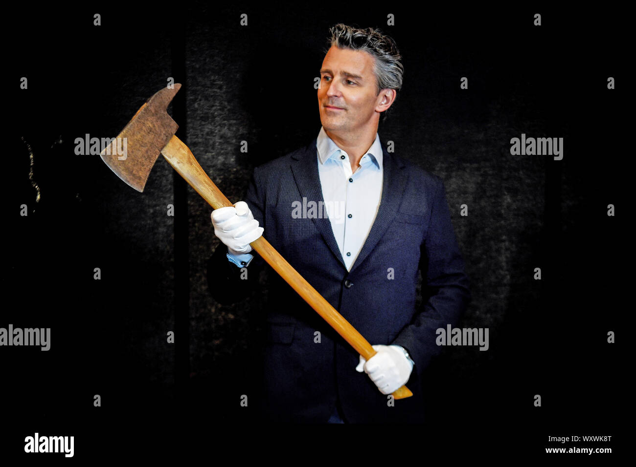 Prop Store CEO Stephen Lane detiene Jack Nicholson di 'Jack Torrance' eroe ax da Stanley Kubrick film Shining, che è stimato da vendere per tra ??40.000 - ??60.000, in un'asta anteprima, davanti a loro la vendita di memorabilia di intrattenimento al BFI IMAX a Waterloo, Londra. Foto Stock