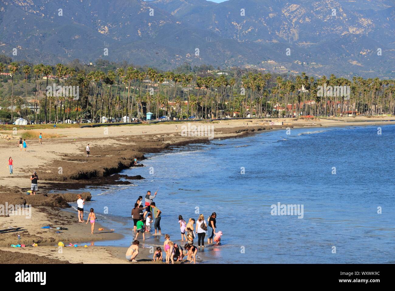 SANTA BARBARA, STATI UNITI D'AMERICA - Aprile 6, 2014: visitare la gente chase Palm Park a Santa Barbara, California. Santa Barbara è una popolare destinazione turistica con mor Foto Stock