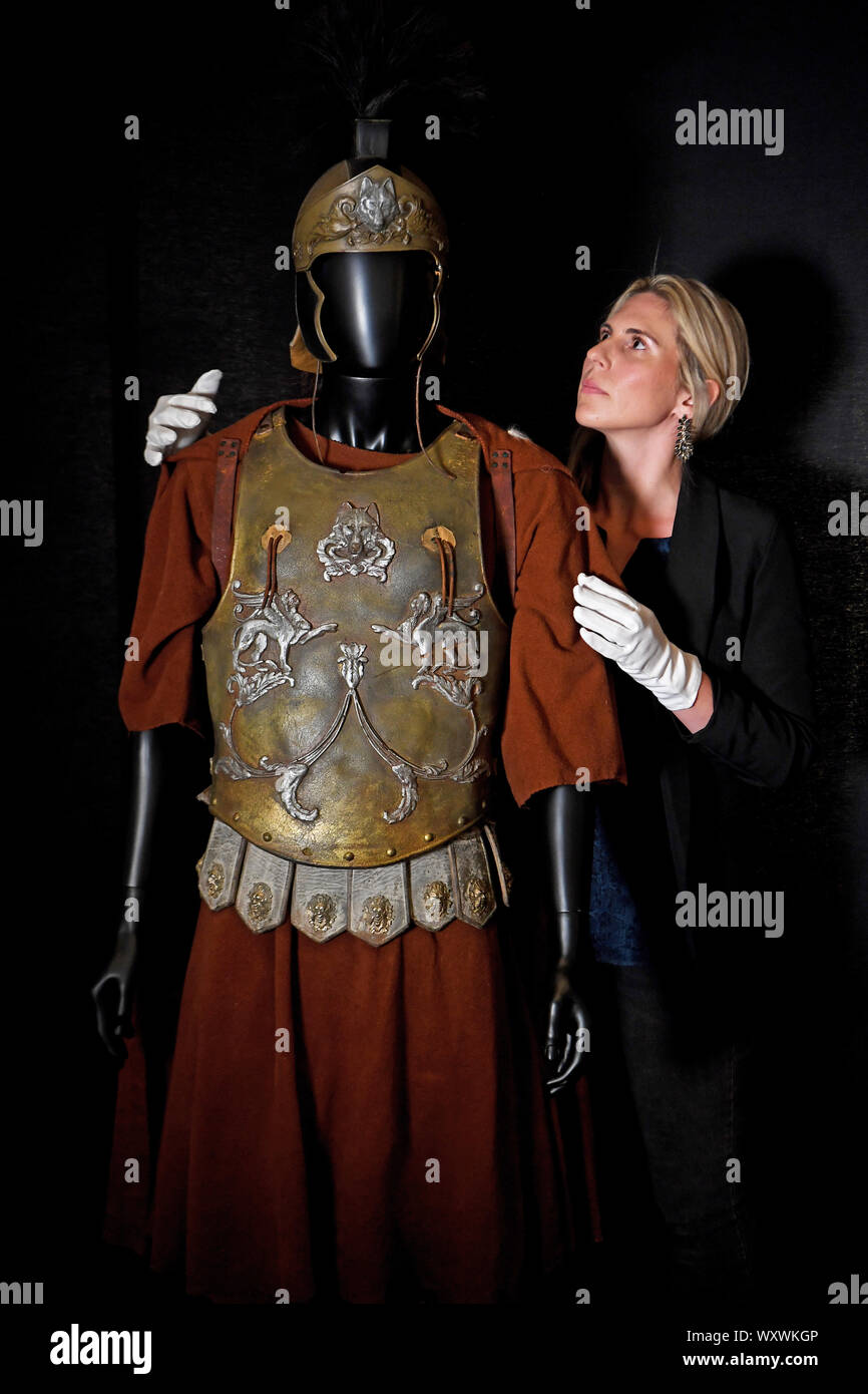 Russell Crowe "aximus' generale romano corazza dal film Gladiator, che è stimato da vendere per tra ??30.000 - ??50.000, in mostra presso il puntello Store anteprima di d'Aste, davanti a loro la vendita di memorabilia di intrattenimento al BFI IMAX a Waterloo, Londra. Foto Stock
