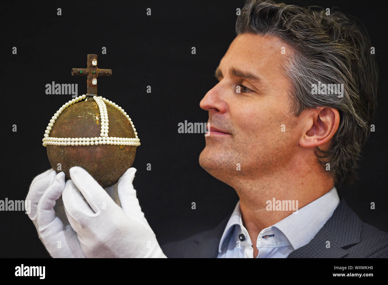 Prop Store CEO Stephen Lane detiene la Holy Hand Grenade di Antiochia da Monty Python e il Sacro Graal, che è stimato da vendere per tra ??50.000 - ??100.000, in un'asta anteprima, davanti a loro la vendita di memorabilia di intrattenimento al BFI IMAX a Waterloo, Londra. Foto Stock