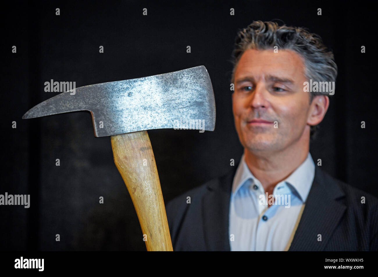 Prop Store CEO Stephen Lane detiene Jack Nicholson di 'Jack Torrance' eroe ax da Stanley Kubrick film Shining, che è stimato da vendere per tra ??40.000 - ??60.000, in un'asta anteprima, davanti a loro la vendita di memorabilia di intrattenimento al BFI IMAX a Waterloo, Londra. Foto Stock