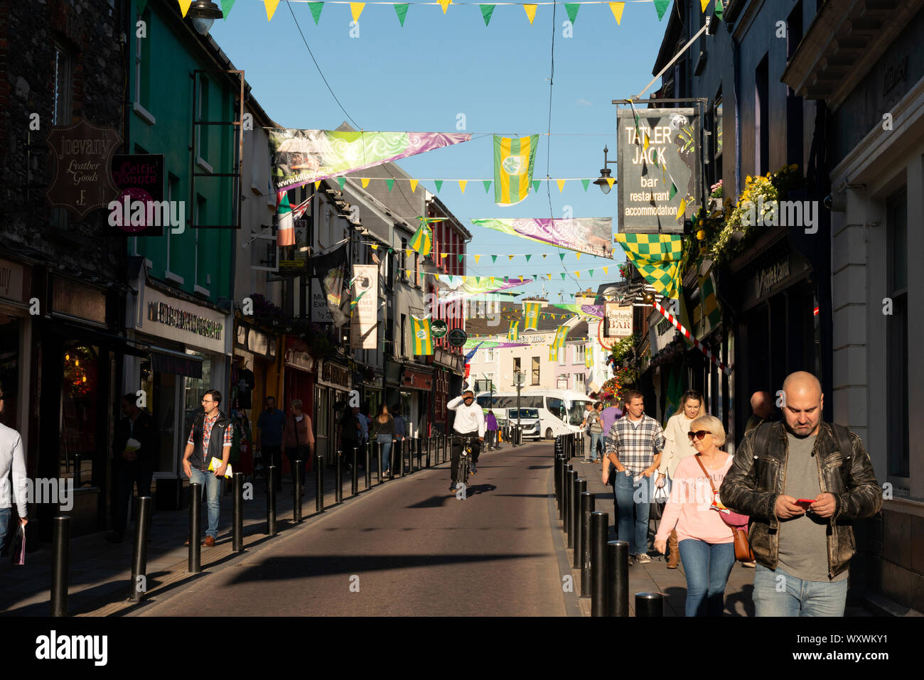 Killarney Ireland, vivace vista sulla strada della stretta Plunkett Street e dei turisti Foto Stock