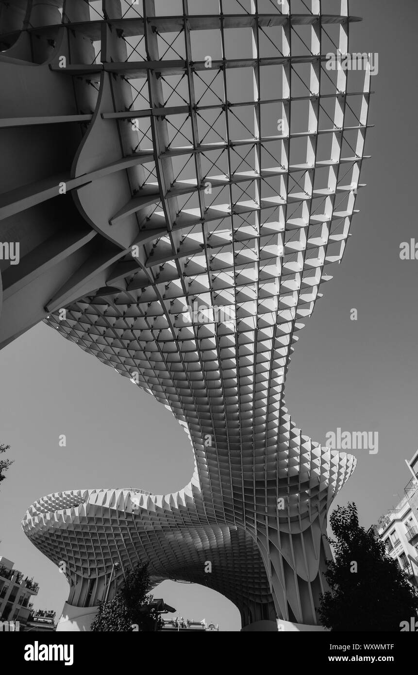 Siviglia, Spagna - 10 Settembre 2019: Bassa vista prospettica dello spazio Metropol Parasol, Setas de Sevilla in monocromatico - arte stile di stampa Foto Stock