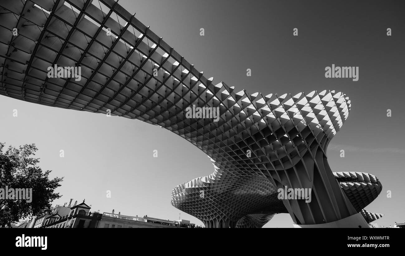 Siviglia, Spagna - 10 Settembre 2019: Bassa vista prospettica dello spazio Metropol Parasol, Setas de Sevilla in monocromatico - arte stile di stampa Foto Stock