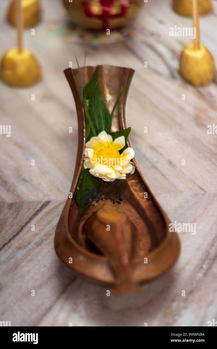 Kosha Kushi - un Indiano pooja indù o puja rituale di attrezzature utilizzate per il contenimento di acqua santa o Ganga shanti jal. Foto Stock