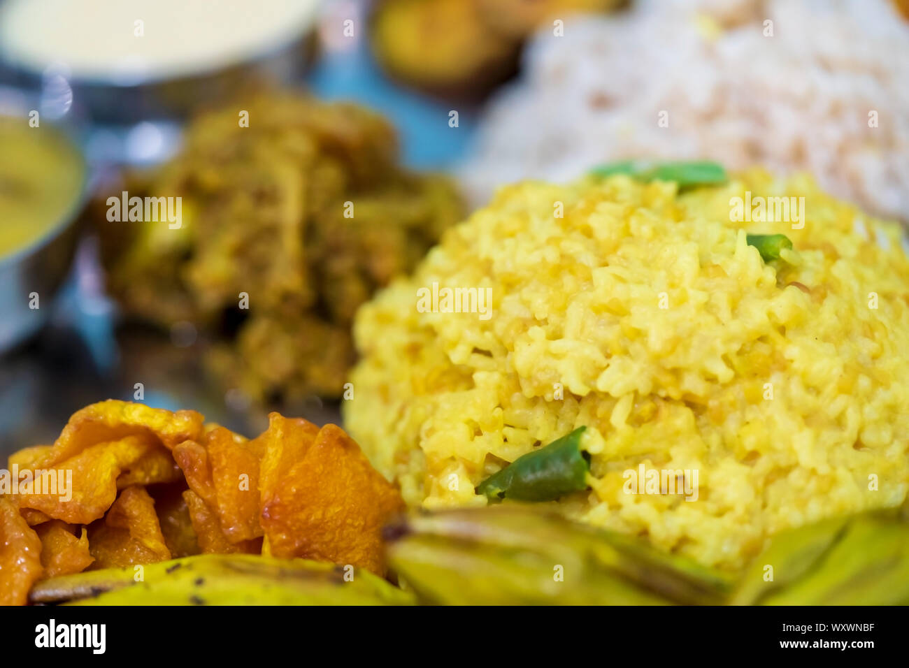 Puja thali alimentare con vari tipi di tradizionali piatti bengalese come khichdi, pulao, curry, payesh e alcune patate fritte. Immagine di sfondo per la puja prasad Foto Stock