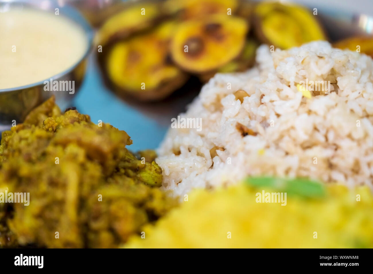 Puja bhog thali con piena di tradizionali piatti in bengali per Indian Puja indù o pooja come saraswati, durga, lakshmi puja. Foto Stock