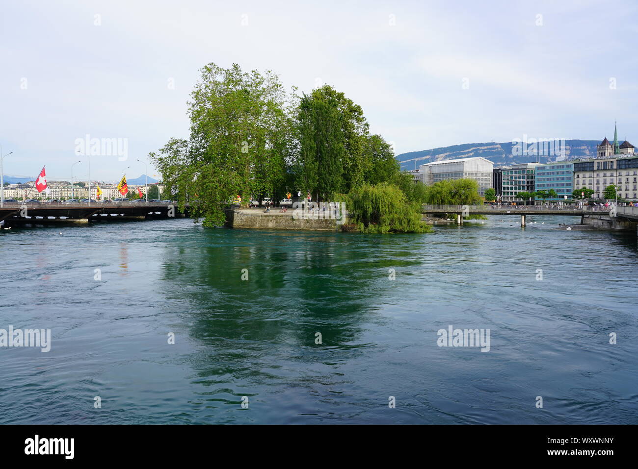 Ginevra, Svizzera -24 Giu 2019- Vista del Pont du Mont Blanc bridge dove il Rodano incontra il Lago Lemano a Ginevra, Svizzera. Foto Stock