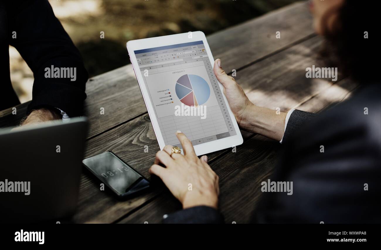 Ufficio, officework, officemeeting, riunioni di lavoro, comunicazione, nota, botebook, cellulare, smartphone, scrivania, tavolo trattativa, finanza, contabilità, denaro. Foto Stock