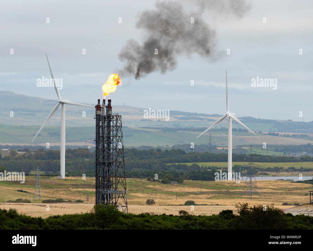 Vista della svasatura a Mossmorran NGL impianto di etilene su 18 Settembre 2019 in Fife, Scozia, Regno Unito. L'impianto è gestito congiuntamente dalla ExxonMobil e Shell U Foto Stock