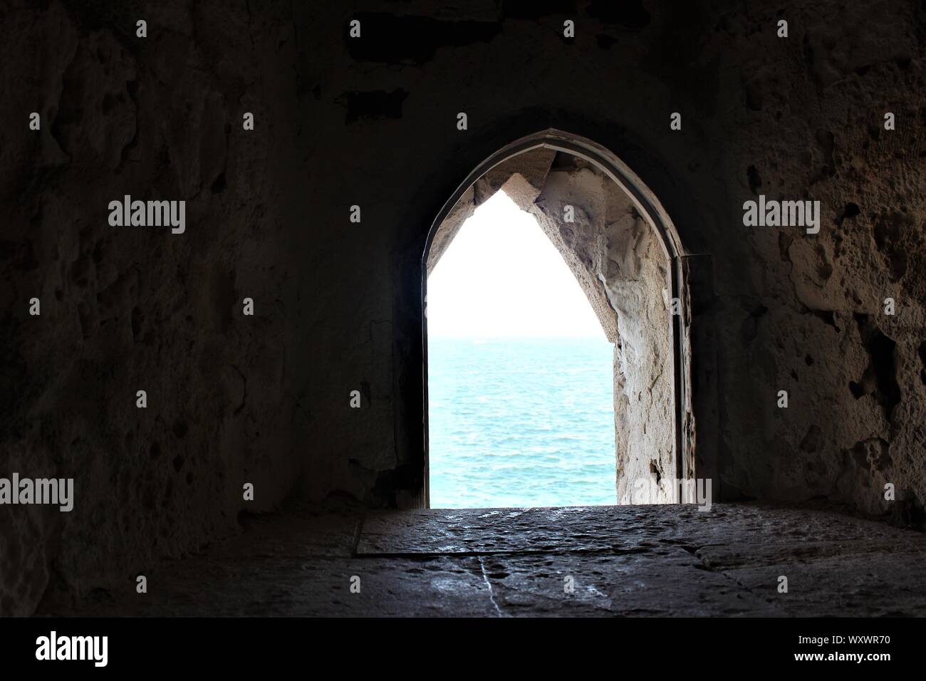 Un angolo esclusivo nella cittadella di Qaitbay mostra il mare mediterraneo attraverso la finestra. Foto Stock