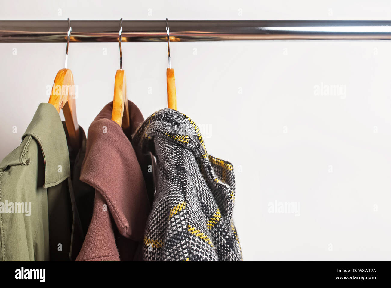 Set di donna di abbigliamento esterno per autunno e inverno stagione su staffe di close-up Foto Stock