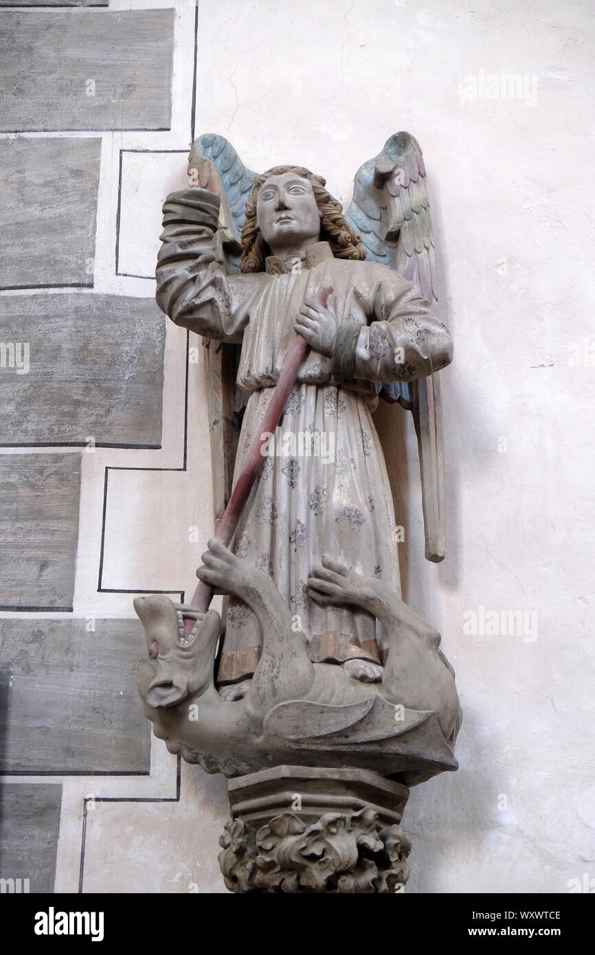 San Michele e il drago, statua di St James chiesa in Rothenburg ob der Tauber, Germania Foto Stock