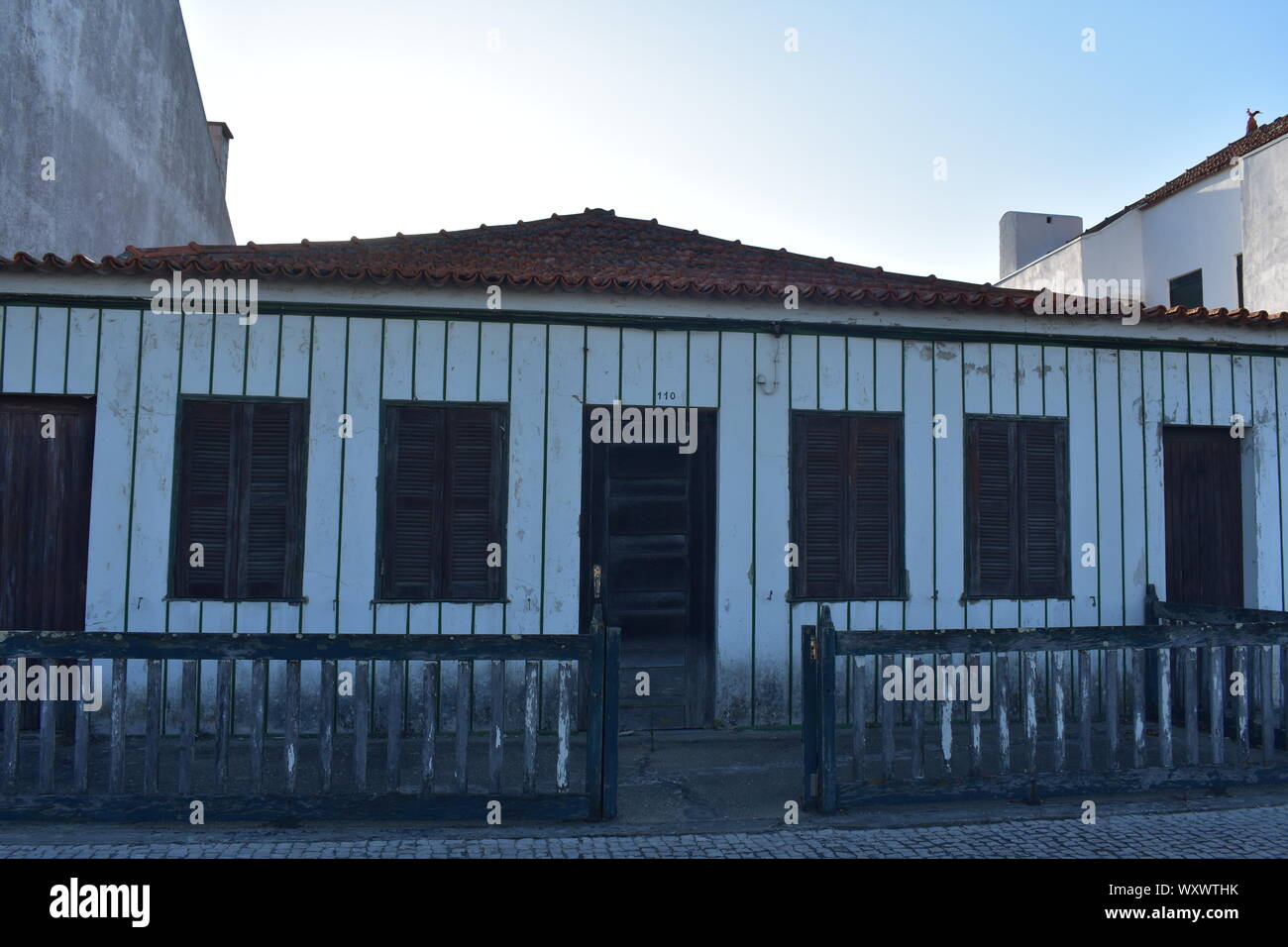 Case colorate, un delizioso e tipico del paesaggio tradizionale della città di Aveiro Foto Stock