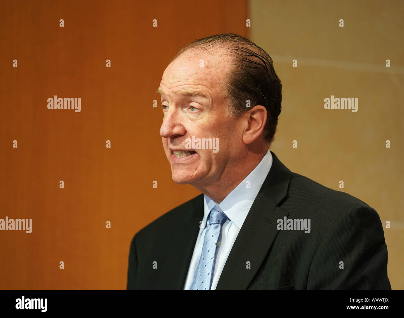 (190918) -- WASHINGTON, Sett. 18, 2019 (Xinhua) -- la Banca Mondiale il presidente David Malpass offre un intervento al Peterson Institute for International Economics (PIIE) in Washington, DC, Stati Uniti, Sett. 17, 2019. Malpass ha detto martedì che delle prospettive globali di crescita sono l'indebolimento, e la crescita degli investimenti sta rallentando, evidenziando l'urgenza per condurre le riforme strutturali nei paesi in via di sviluppo. In un discorso al PIIE, Malpass detto l'economia mondiale dovrebbe rallentare ulteriormente dato "Sviluppi recenti,' breve caduta della Banca mondiale nel giugno proiezione del 2,6 percento per 2 Foto Stock