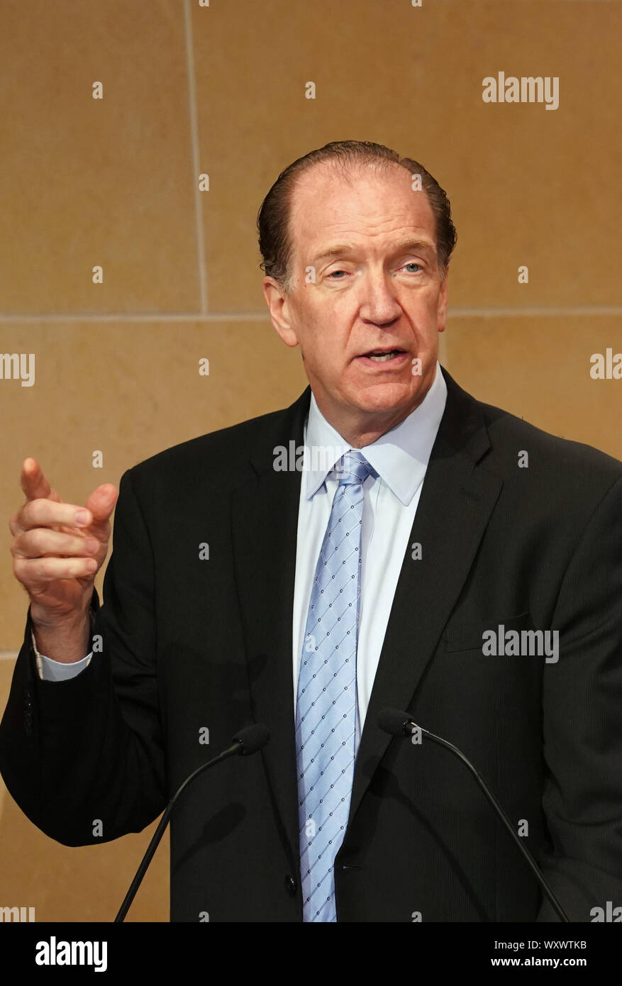 (190918) -- WASHINGTON, Sett. 18, 2019 (Xinhua) -- la Banca Mondiale il presidente David Malpass offre un intervento al Peterson Institute for International Economics (PIIE) in Washington, DC, Stati Uniti, Sett. 17, 2019. Malpass ha detto martedì che delle prospettive globali di crescita sono l'indebolimento, e la crescita degli investimenti sta rallentando, evidenziando l'urgenza per condurre le riforme strutturali nei paesi in via di sviluppo. In un discorso al PIIE, Malpass detto l'economia mondiale dovrebbe rallentare ulteriormente dato "Sviluppi recenti,' breve caduta della Banca mondiale nel giugno proiezione del 2,6 percento per 2 Foto Stock