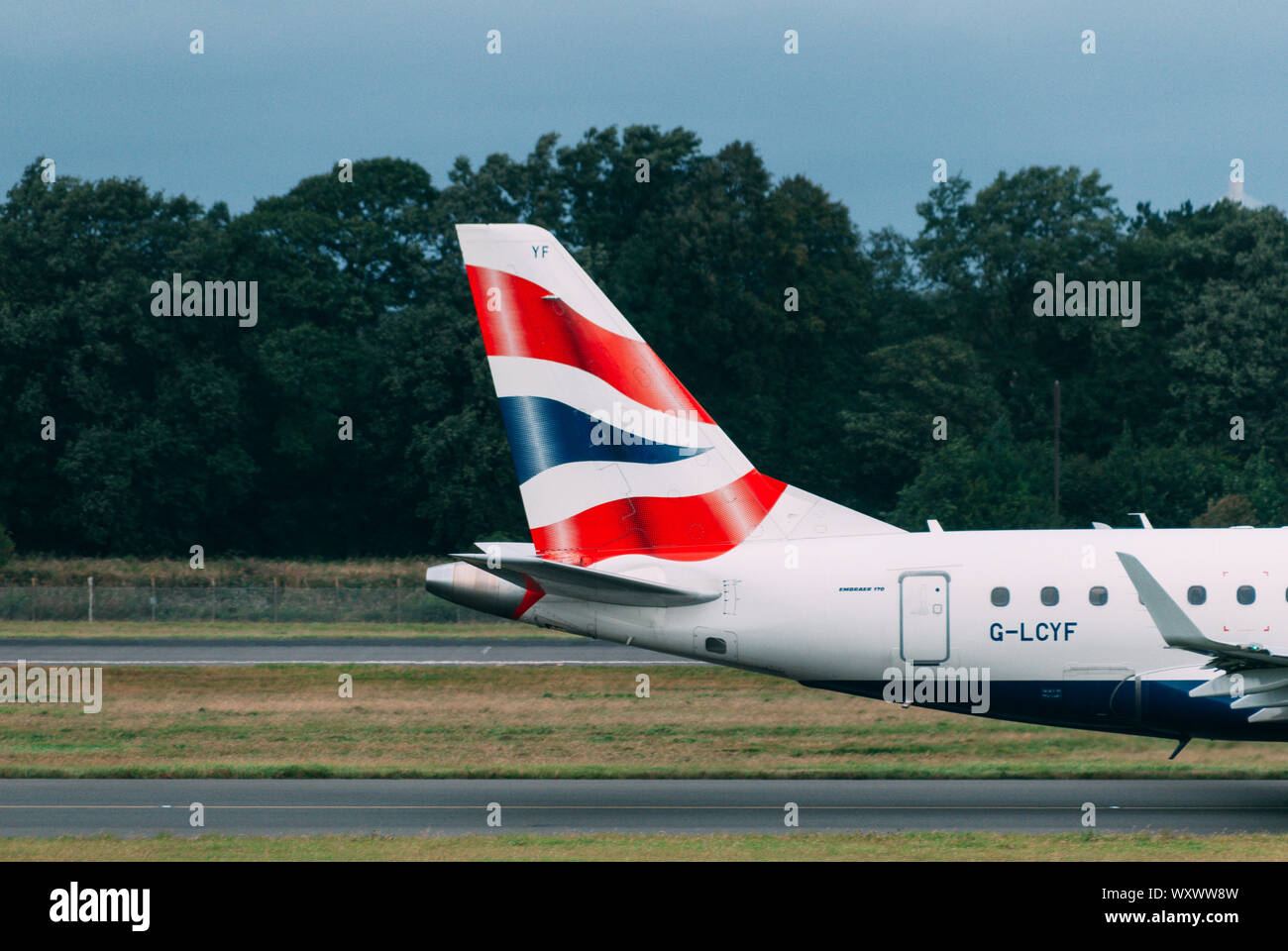 Edimburgo, Scozia - 30 agosto 2019: dettaglio della coda di un British Airways aereo passeggeri dopo lo sbarco in aeroporto. Foto Stock